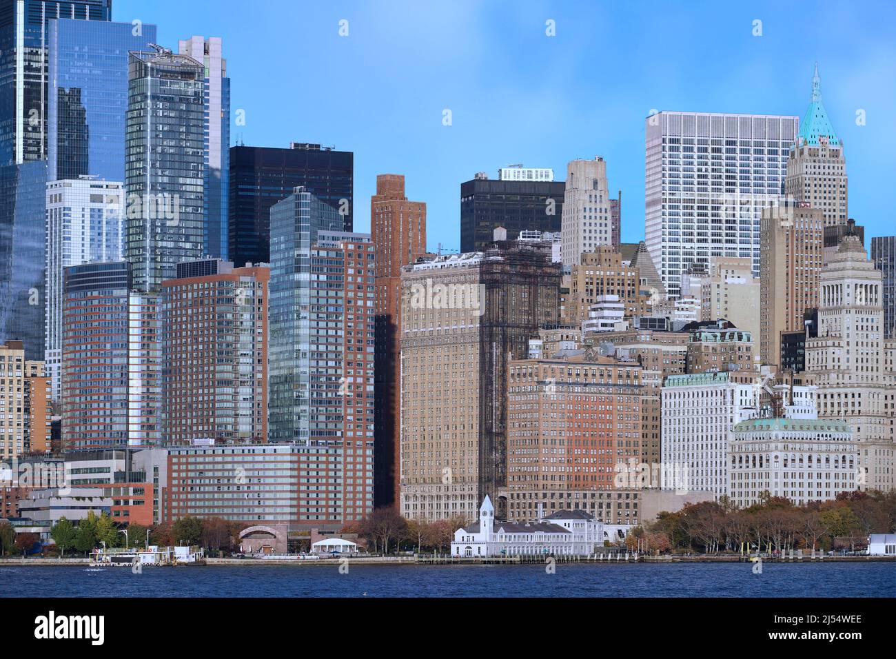 Skyline von New York City mit Blick auf den Battery Park am südlichen Ende von Manhattan Stockfoto