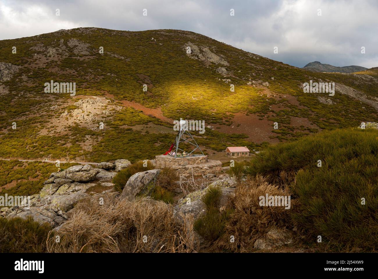 Gipfel des Hafens von Honduras Extremadura mit Berghütte und Warnglocke Stockfoto