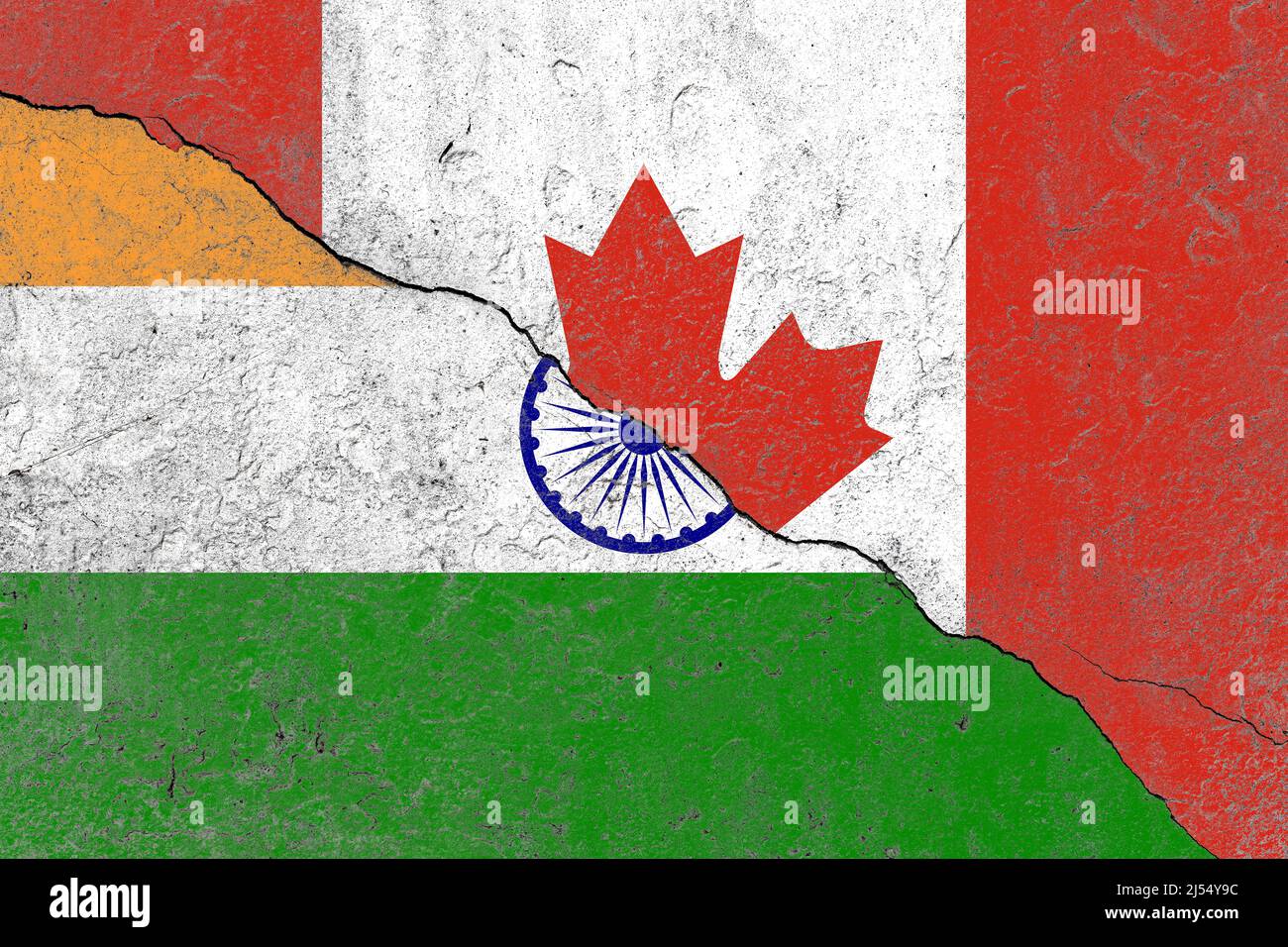 Kanada und Indien flaggen auf einer rissigen alten Betonmauer Stockfoto