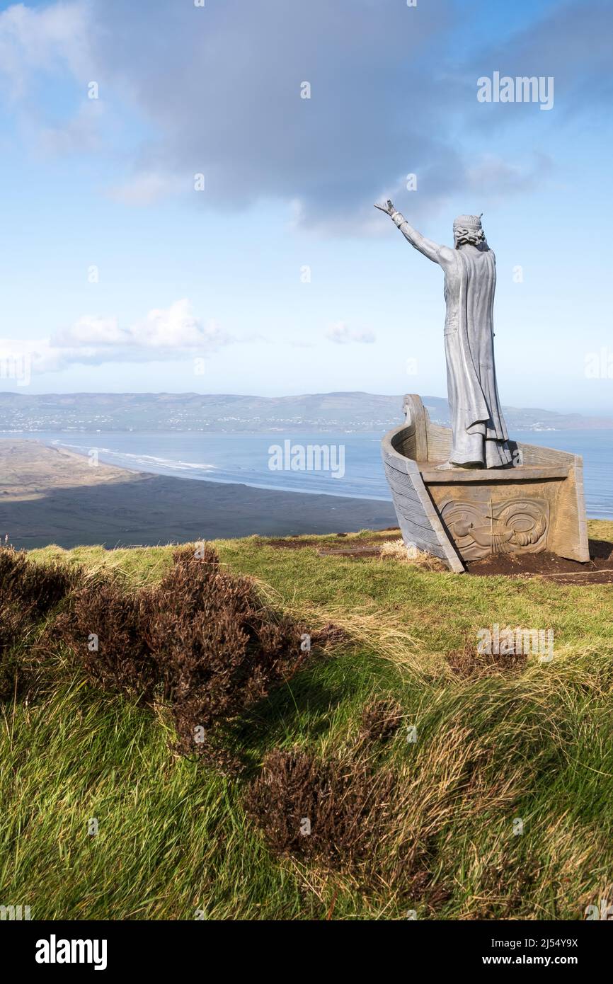 Skulptur von Manannán Mac Lir, dem meeresgott, am Aussichtspunkt Gortmore mit einem weiten Blick auf den Magilligan Point und in der Ferne Grafschaft Donegal. Stockfoto