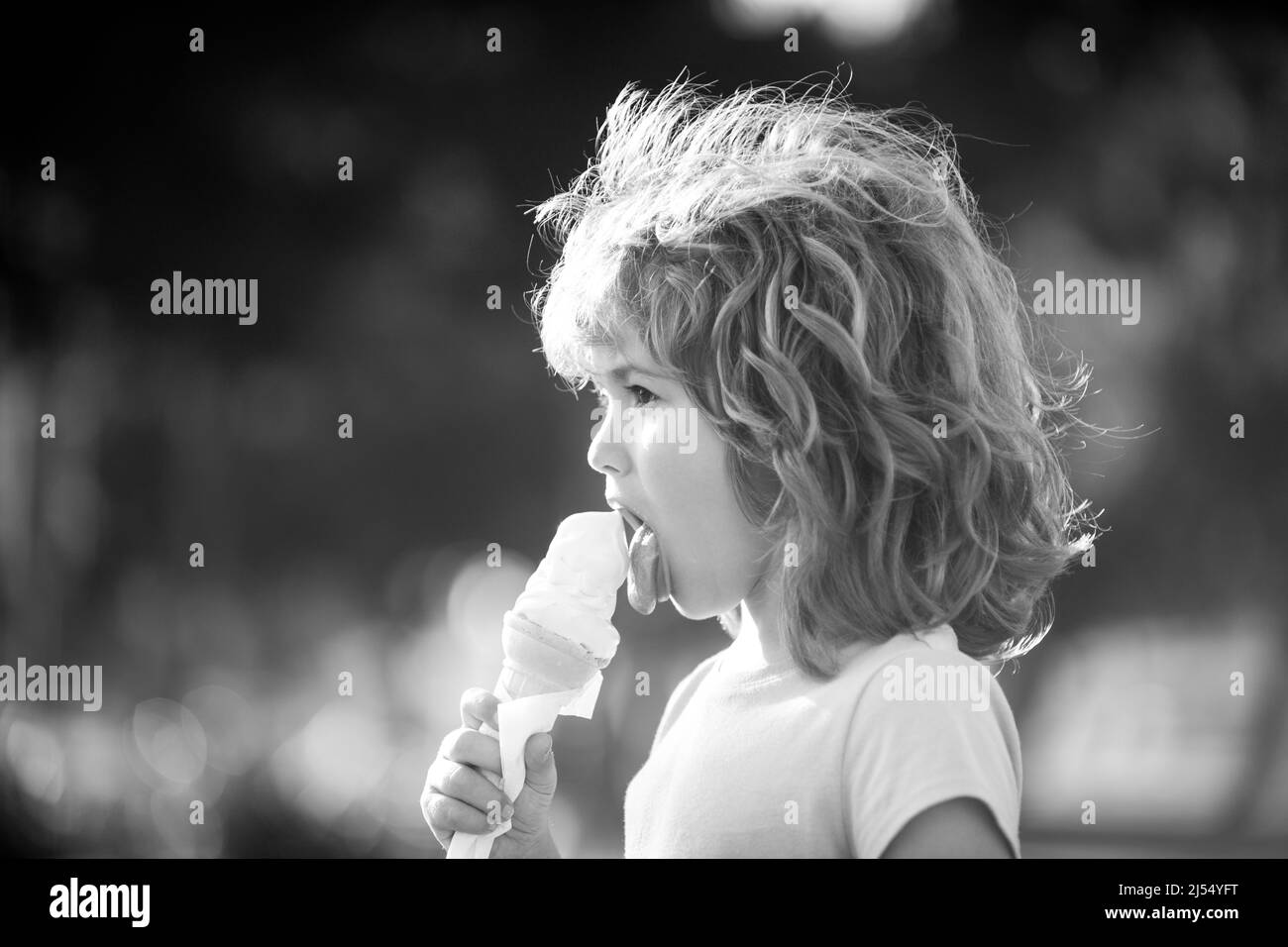 Kaukasisches Kind essen Eis, Portrait Kinder Gesicht. Stockfoto