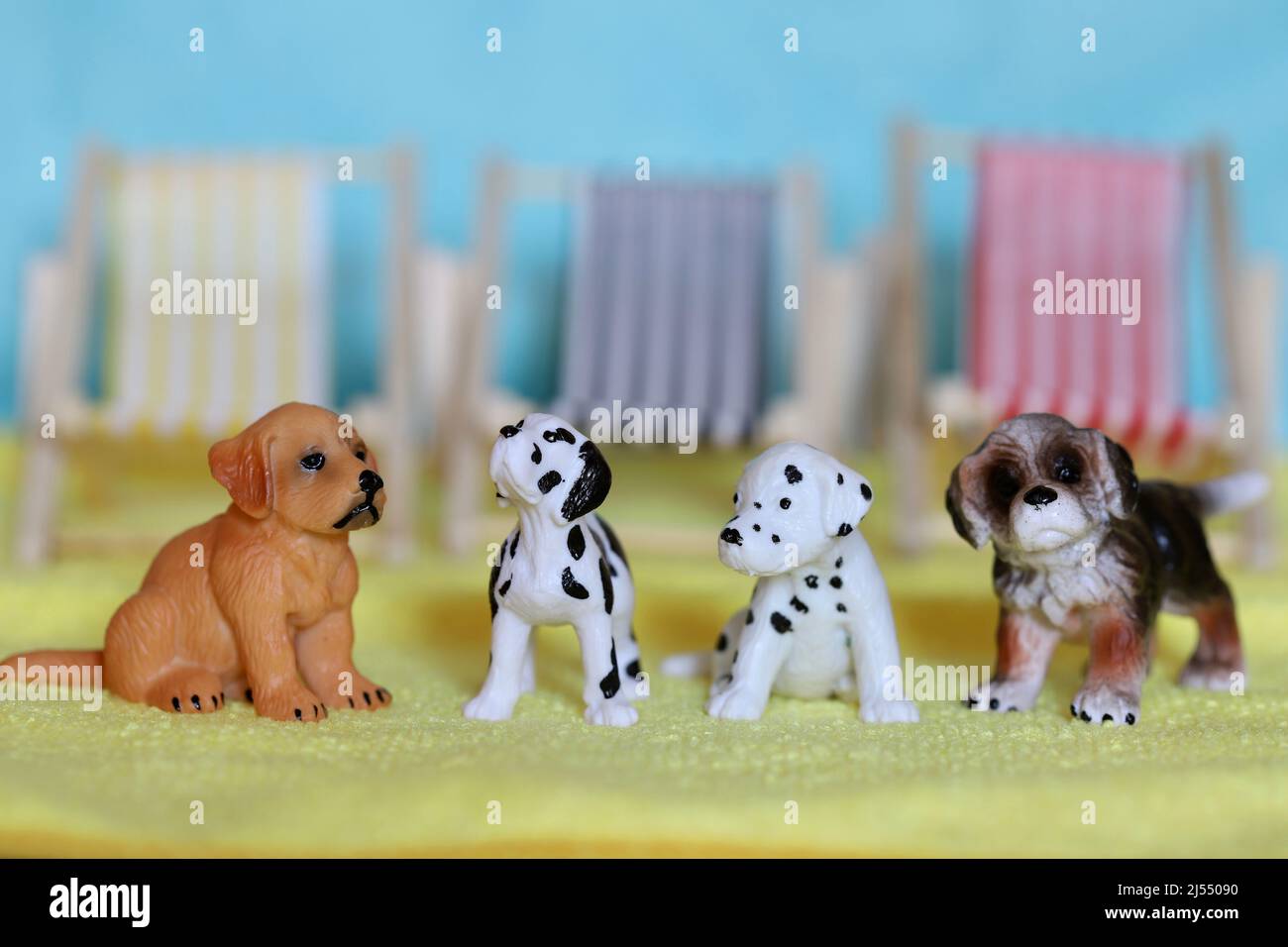 Modellieren Sie Plastikhunde an einem Geschirrtuch-Strand. Stockfoto