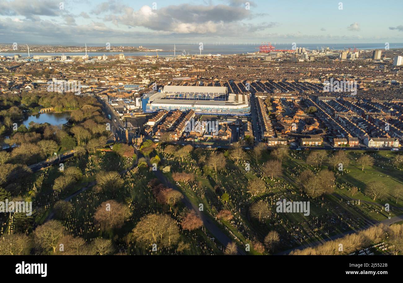Gesamtansicht des Goodison Park, Heimstadion des Everton Football Club neben dem Anfield Cemetery und dem Crematorium Stockfoto