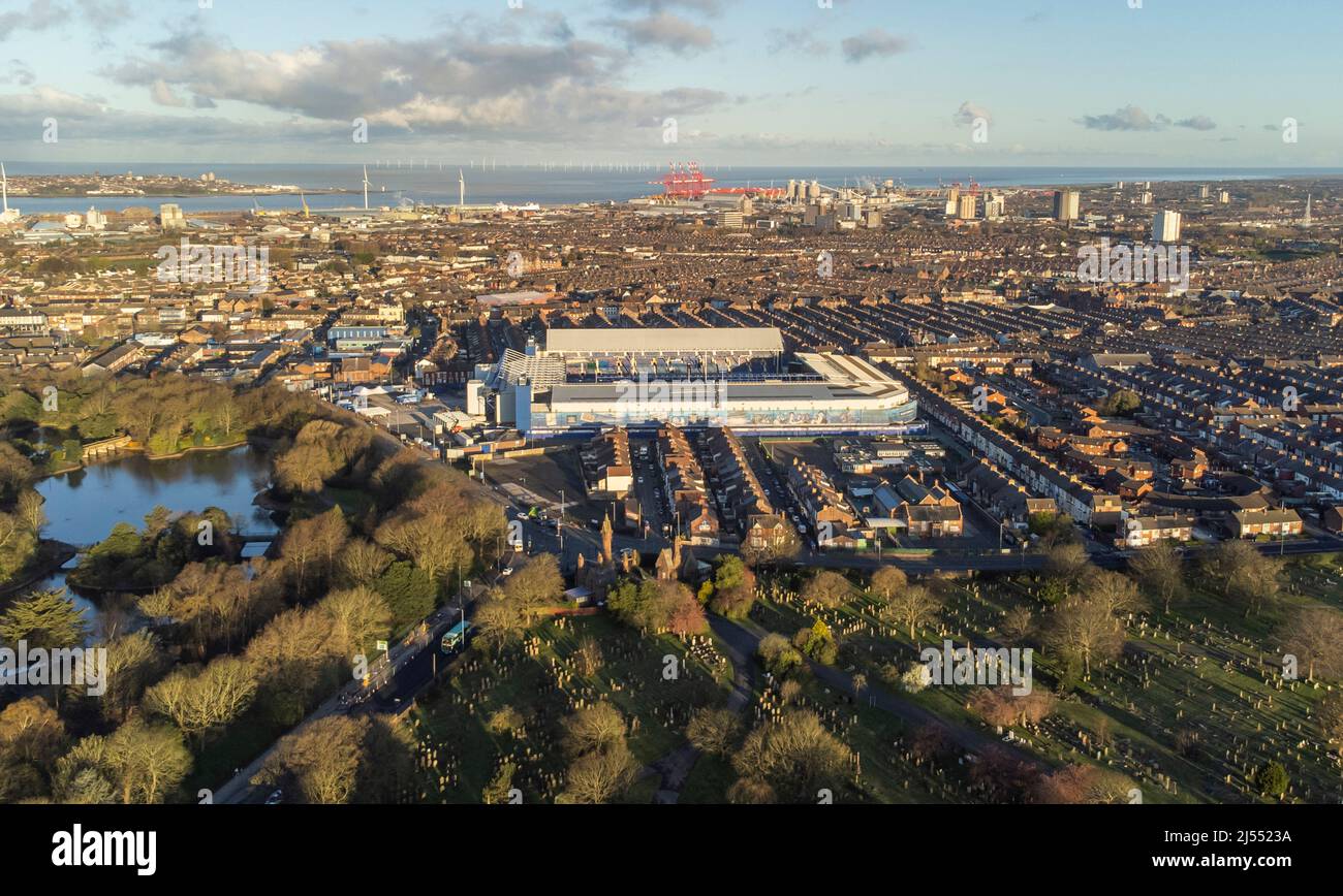 Gesamtansicht des Goodison Park, Heimstadion des Everton Football Club neben dem Anfield Cemetery und dem Crematorium Stockfoto