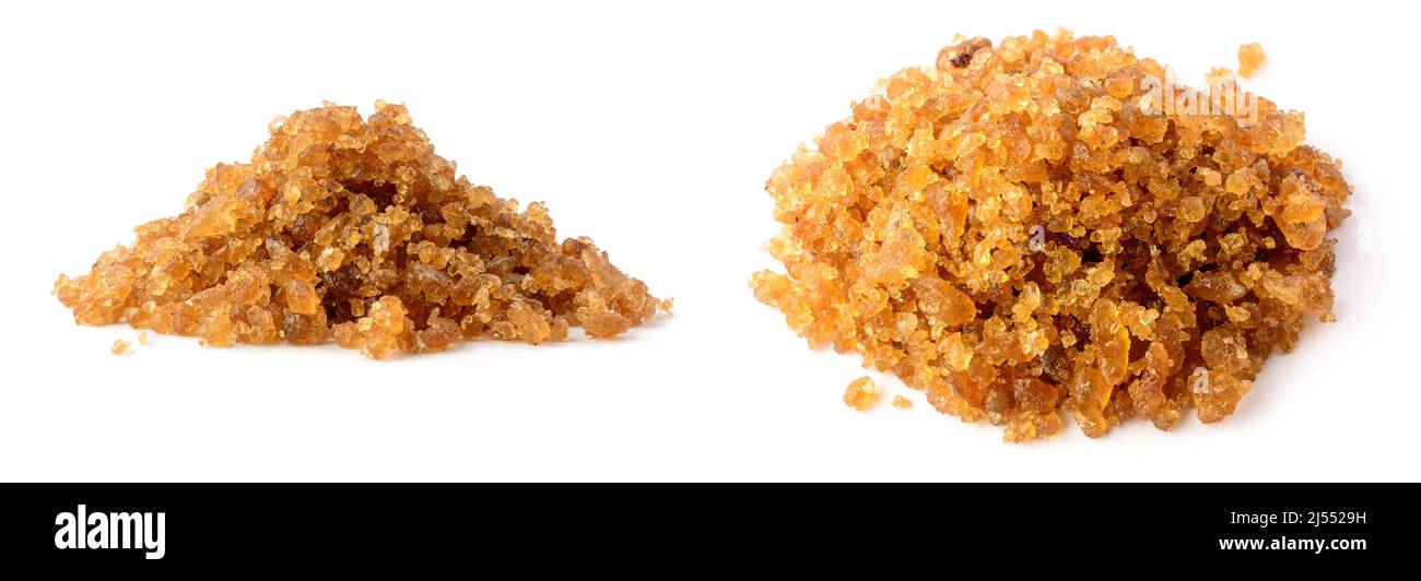 Palmzucker-Süßigkeiten oder Steinzucker, Haufen Klumpzucker, der durch Klopfen des saftes aus dem Blütenstand der Palme hergestellt wird, auf weißem Hintergrund, medizinische Nahrung Stockfoto