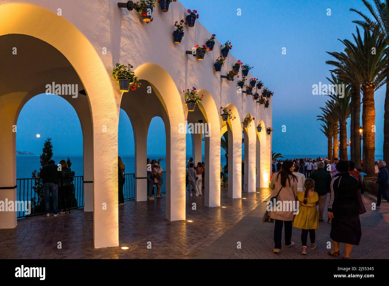 Tourist zurück in Spanien für die Karwoche von Ostern nach mehr als 2 Jahren der Einschränkungen. Promenade Bereich des Balcony of Europe in Nerja voller Menschen Stockfoto