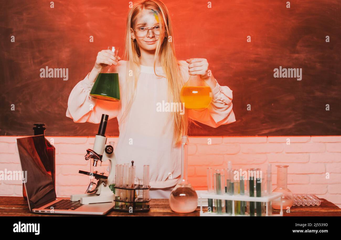 Wissenschaft und Schulbildung. Lustiges Mädchen, das Experimente im Labor macht. Explosion im Labor. Kid Scientist. Stockfoto