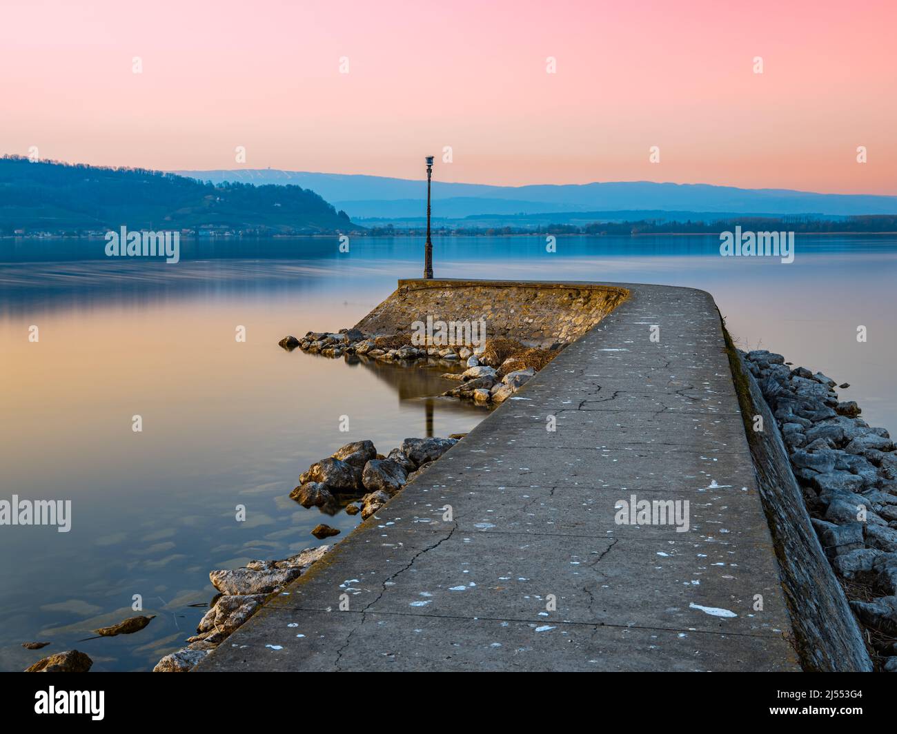 Steinpier in Murten am Ufer des Murtensees im Kanton Friborg, Schweiz, bei Sonnenuntergang Stockfoto