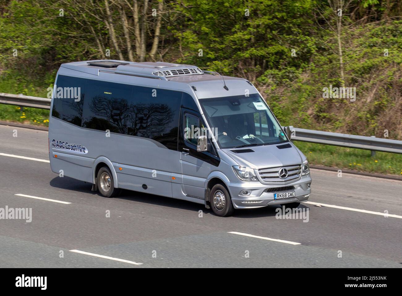 ABC Coach Hire 2018 Mercedes Benz Sprinter 519 CDI Silber Diesel Van, Stadtbus mieten, Luxus Mini Bus, 16 Sitzer Van, Fahrt auf der Autobahn M61, Großbritannien; Stockfoto