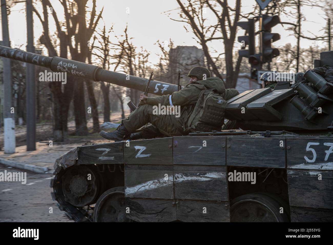 Mariupol, Ukraine. 16. April 2022. Russische Soldaten sahen, wie sie auf einem T-80-Panzer in Richtung Asowstal saßen, einer der letzten Taschen des ukrainischen Widerstands. Der Kampf zwischen den russisch-prorussischen Streitkräften und den verteidigenden ukrainischen Streitkräften unter der Führung des Asow-Bataillons wird in der Hafenstadt Mariupol fortgesetzt. Kredit: SOPA Images Limited/Alamy Live Nachrichten Stockfoto