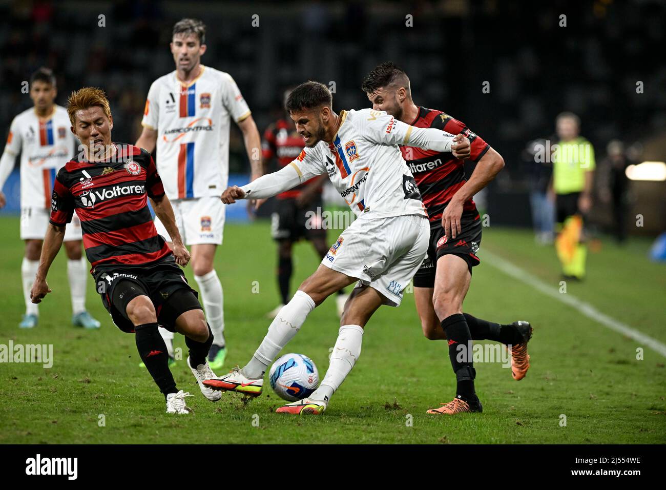 20.. April 2022 : CommBank Stadium, Sydney, Australien; A-League Football Western Sydney Wanderers versus Newcastle Jets; Keijiro Ogawa von Western Sydney Wanderers blockiert einen Freiraum vom Riley Warland of Newcastle Jets Stockfoto