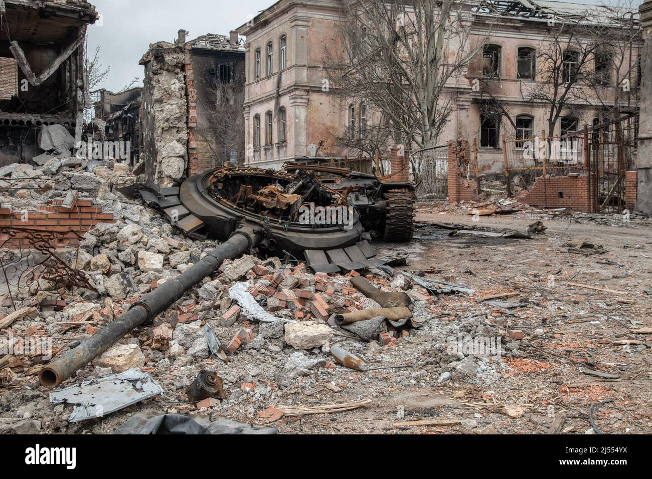 Mariupol, Ukraine. 12. April 2022. Ein zerstörter Panzer liegt in Trümmern, zentral in Mariupol. Der Kampf zwischen den russisch-prorussischen Streitkräften und den verteidigenden ukrainischen Streitkräften unter der Führung des Asow-Bataillons wird in der Hafenstadt Mariupol fortgesetzt. (Foto: Maximilian Clarke/SOPA Images/Sipa USA) Quelle: SIPA USA/Alamy Live News Stockfoto