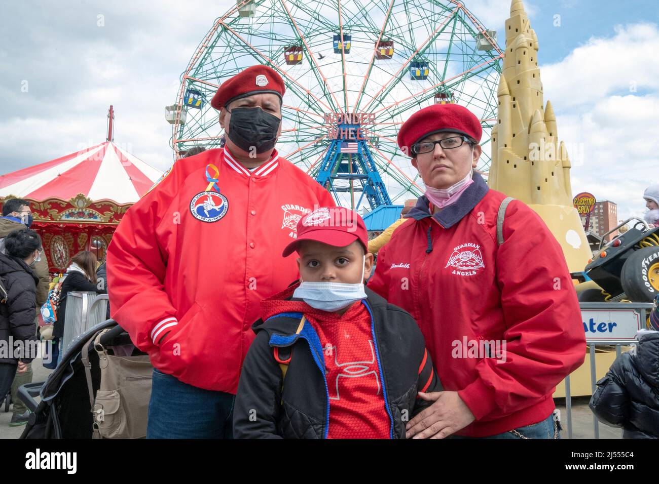Eine Familie von Guardian Angels bei der Eröffnung von Deno's Wonder Wheel in Coney Island. Stockfoto