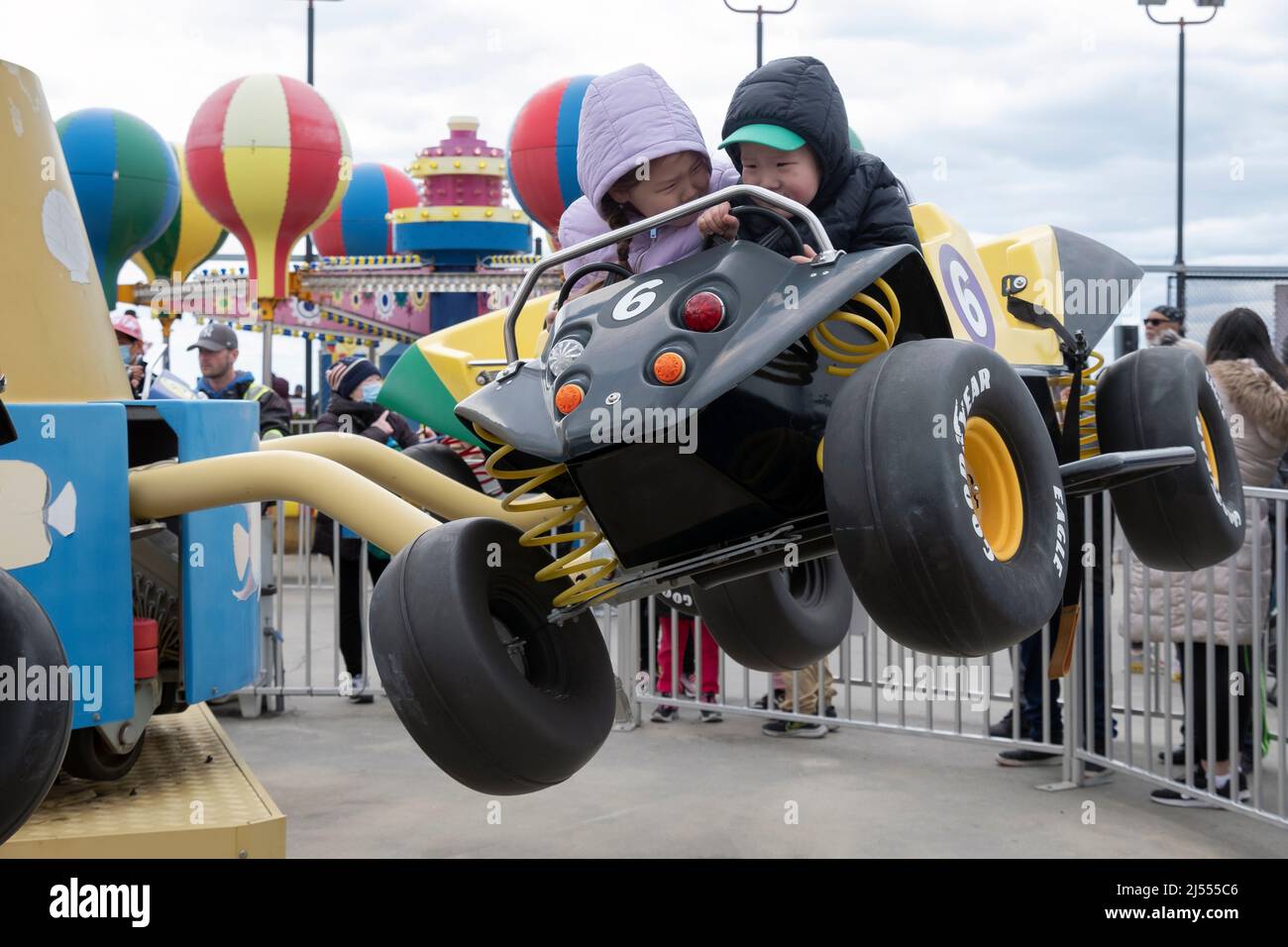 Zur Saisoneröffnung für Deno's Wonder Wheel Amusement Park 2 Asian American sibling. Auf der Promenade in Coney Island, Brooklyn, New York Stockfoto
