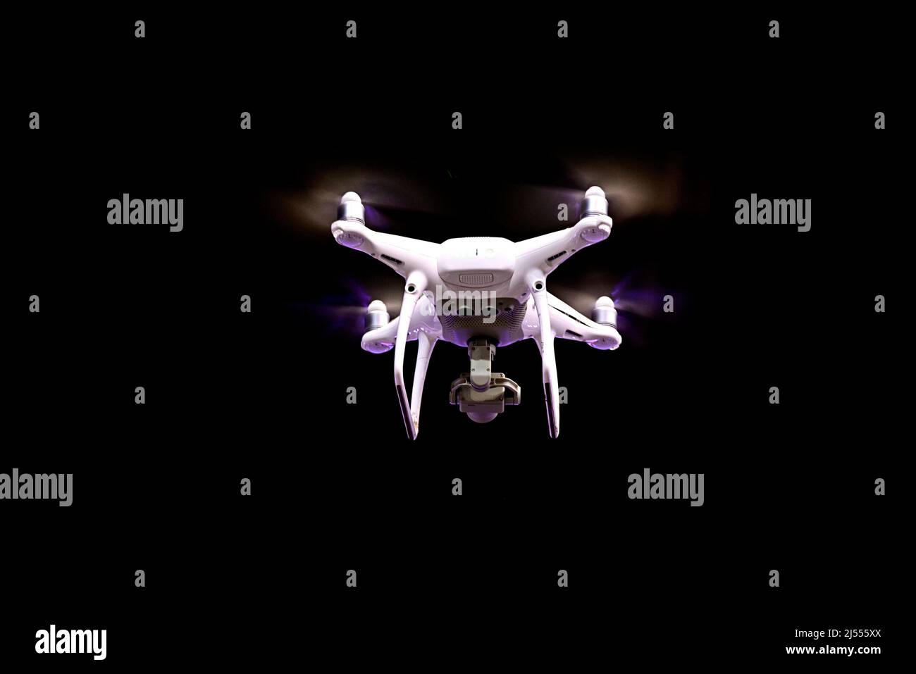 Drohne fliegt vor schwarzem Hintergrund Stockfoto