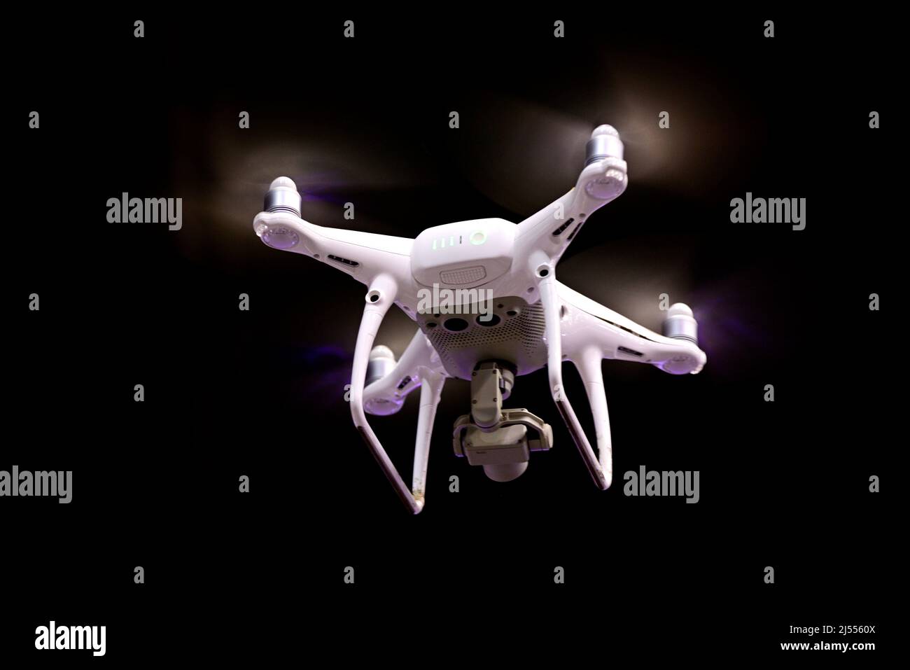 Drohne fliegt vor schwarzem Hintergrund Stockfoto