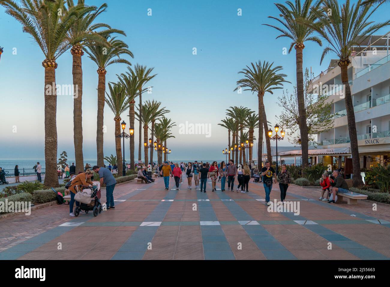 Tourist zurück in Spanien für die Karwoche von Ostern nach mehr als 2 Jahren der Einschränkungen. Promenade Bereich des Balcony of Europe in Nerja Stockfoto