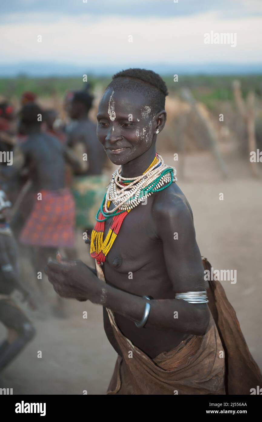 Karo-Frau, die Teilnahme an einer Stammes-Tanz Zeremonie, Omo-Tal, Südäthiopien Stockfoto