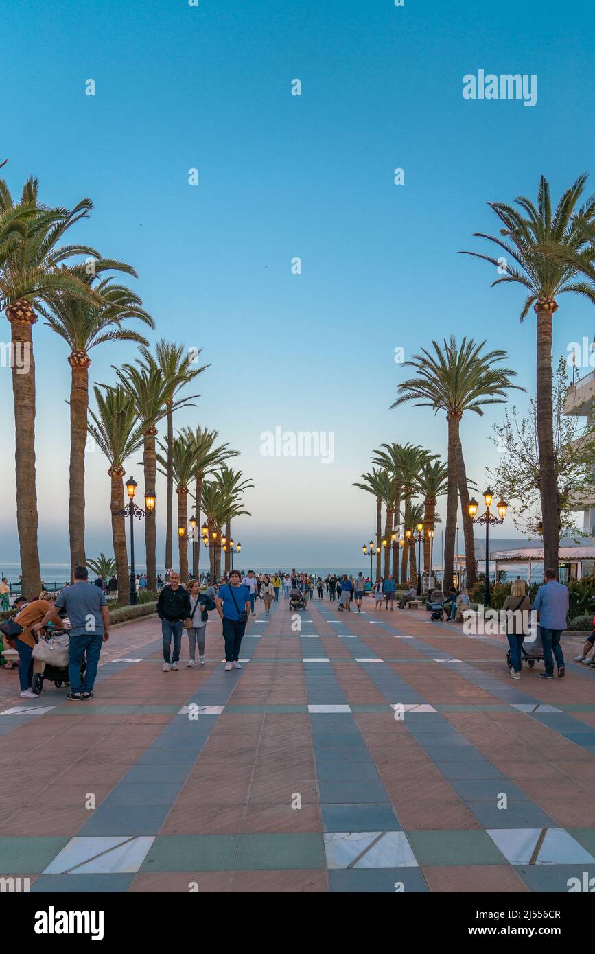 Tourist zurück in Spanien für die Karwoche von Ostern nach mehr als 2 Jahren der Einschränkungen. Promenade Bereich des Balcony of Europe in Nerja Stockfoto