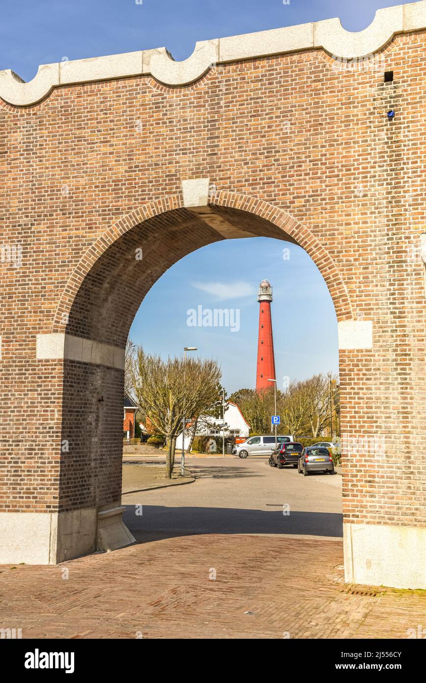 Den Helder, Niederlande, April 2022. Das Torhaus und der Leuchtturm von Huisduinen im Hintergrund. Hochwertige Fotos. Stockfoto