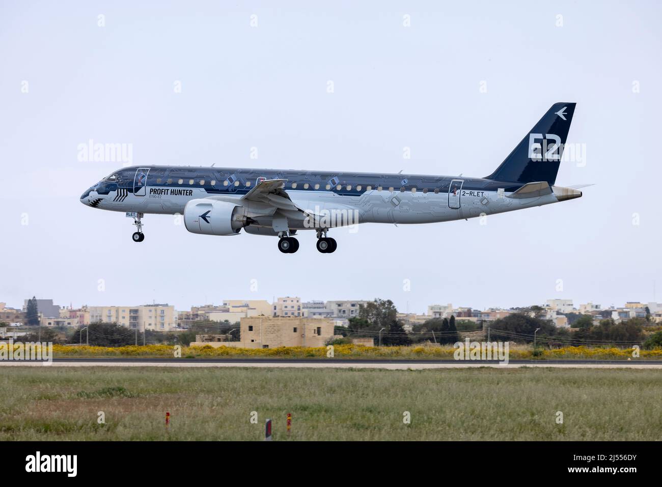 Embraers eigenes Demonstratorflugzeug Embraer 190 E2 Std (ERJ-190-300STD) (REG: 2-RLET), das nach einer Tournee in Vietnam und dem Fernen Osten wieder zurückkehrt. Stockfoto