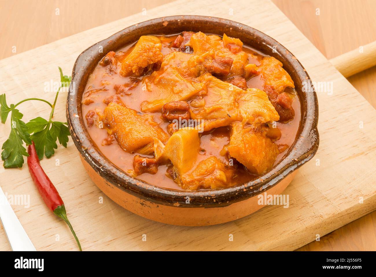 Typisch spanisches Essen, geschmorte Kutteln a la madrilena. Stockfoto