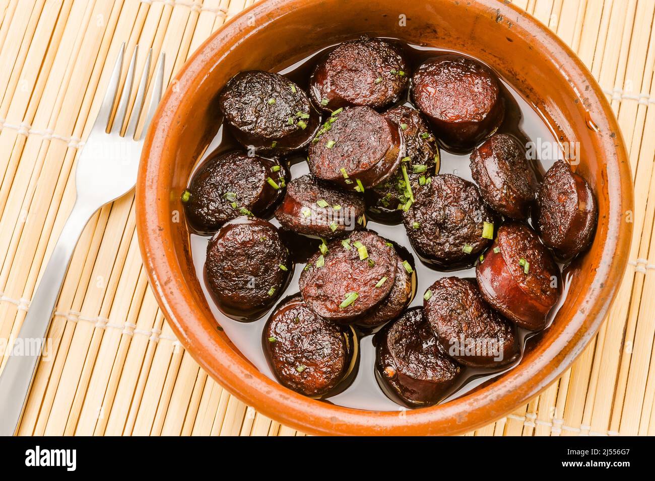 Typisch spanisches Essen, Portion Chorizo ​​in Wein. Stockfoto