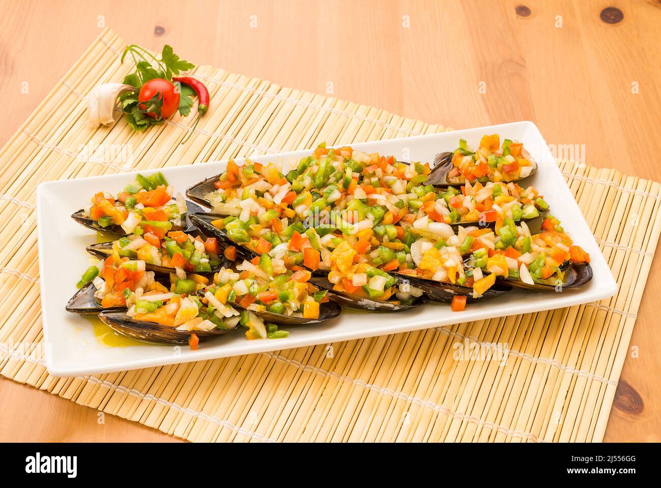 Typisch spanisches Essen, Muscheln mit Vinaigrette Stockfoto