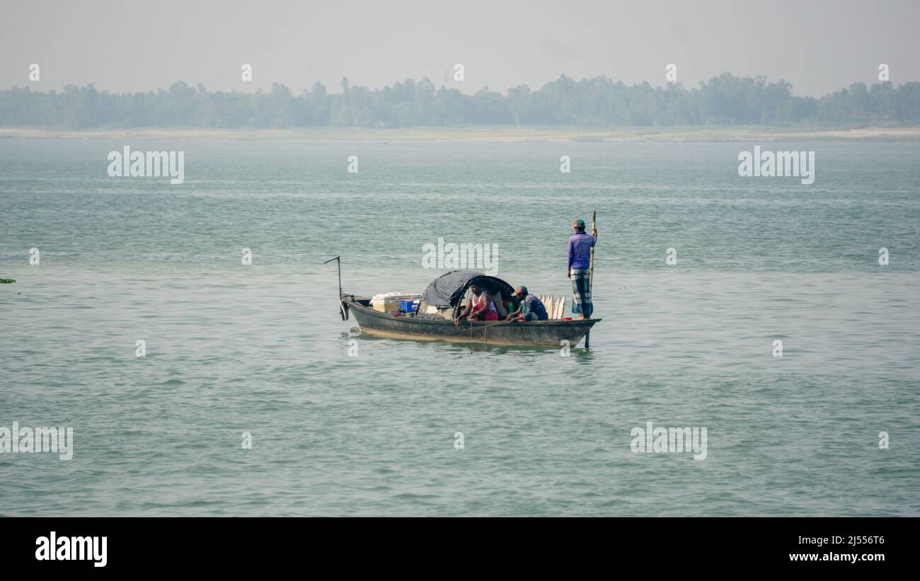 Der größte Fluss in Bangladesch ist der Padma. Die Botschaft von der Ankunft des Monsuns. Fischer fangen hilsa-Fische mit dem Boot. Foto wurde aufgenommen fr Stockfoto