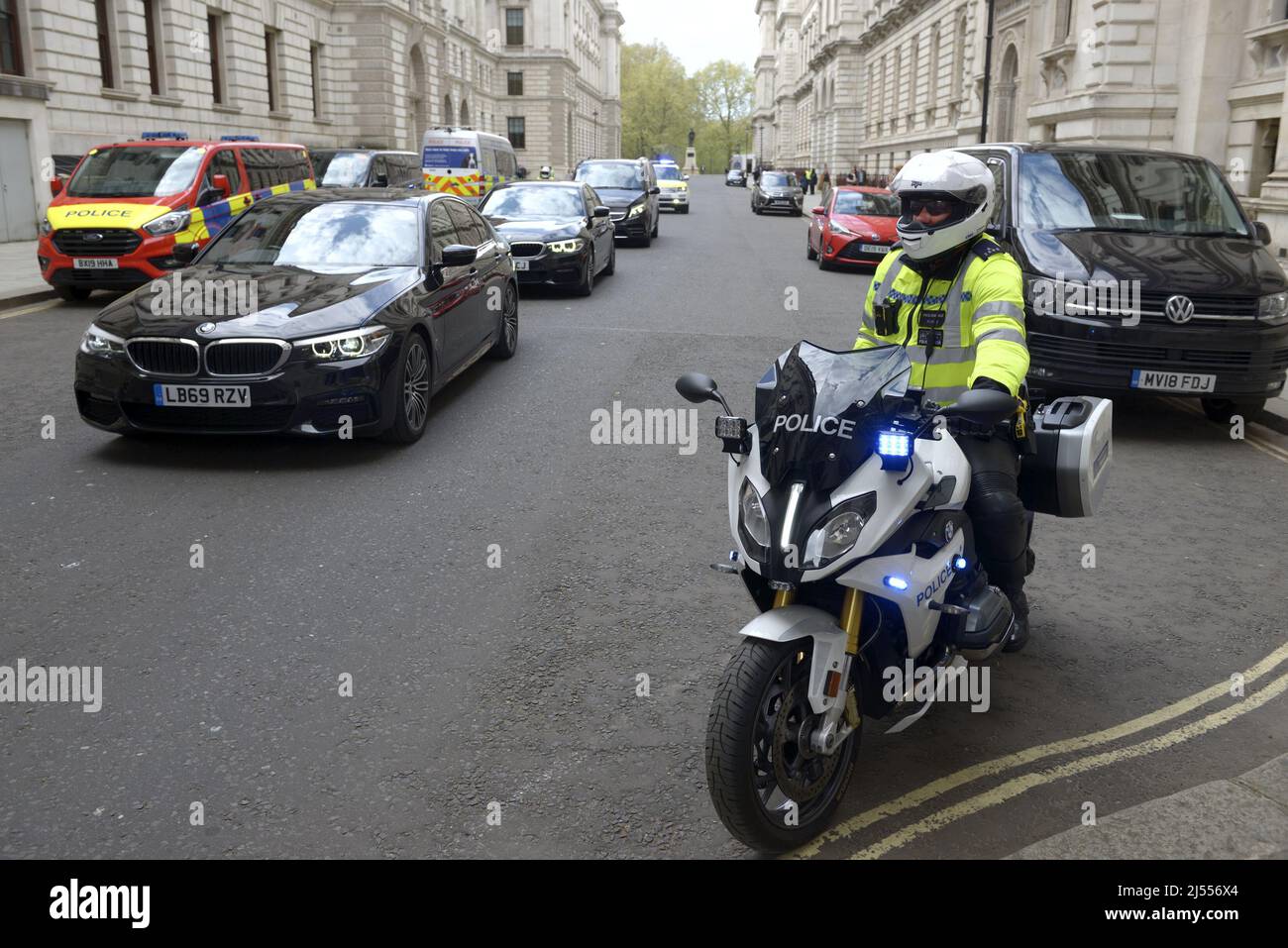 London, England, Großbritannien. Die Metropolitan Police eskortiert die Autokolonne des Premierministers von der King Charles Street aus und vermeidet die Haupttore der Downing Street Stockfoto