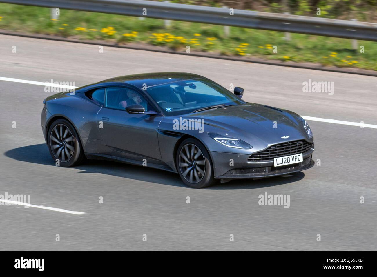 2020 Aston Martin DB11 V8 Auto Touchtronic Auto Benziner-Coupé; Fahren auf der M61 Motorway UK Stockfoto