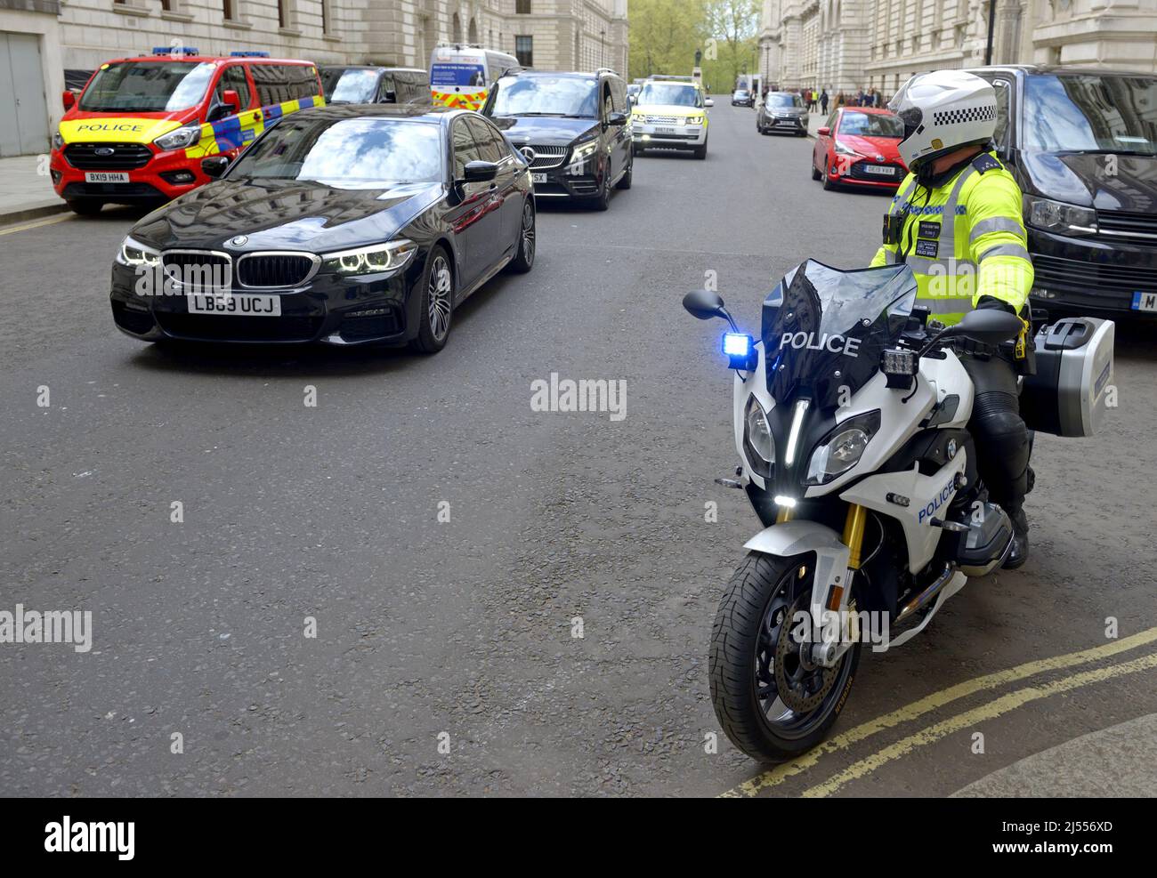 London, England, Großbritannien. Die Metropolitan Police eskortiert die Autokolonne des Premierministers von der King Charles Street aus und vermeidet die Haupttore der Downing Street Stockfoto