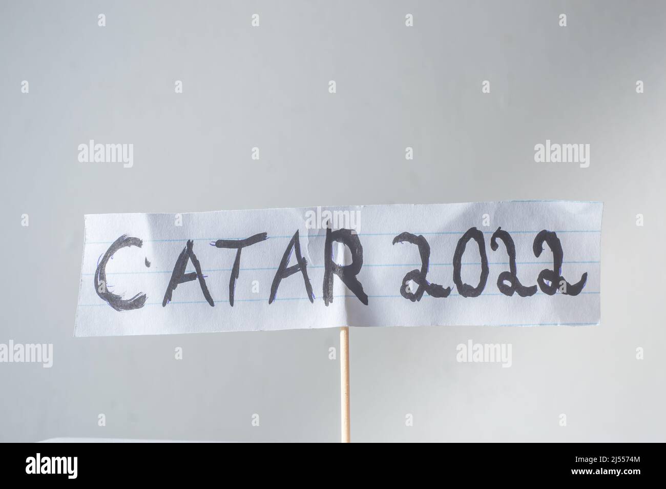 Qatar 2022, geschrieben in brasilianischem Portugiesisch, auf weißem Hintergrund azinzentado. Stockfoto