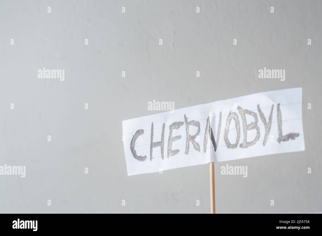 Tschernobyl, Wort auf einem geschnittenen Papier geschrieben, weißer Hintergrund und Kopierraum. Stockfoto