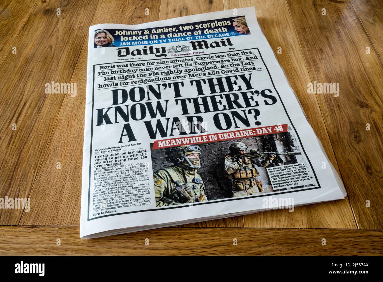 Daily Mail Schlagzeile vom 13. April lautet: Wissen sie nicht, dass es einen Krieg gibt?. Reaktion auf die Geldbuße von Johnson wegen Parteien während der COVID-Sperre. Stockfoto