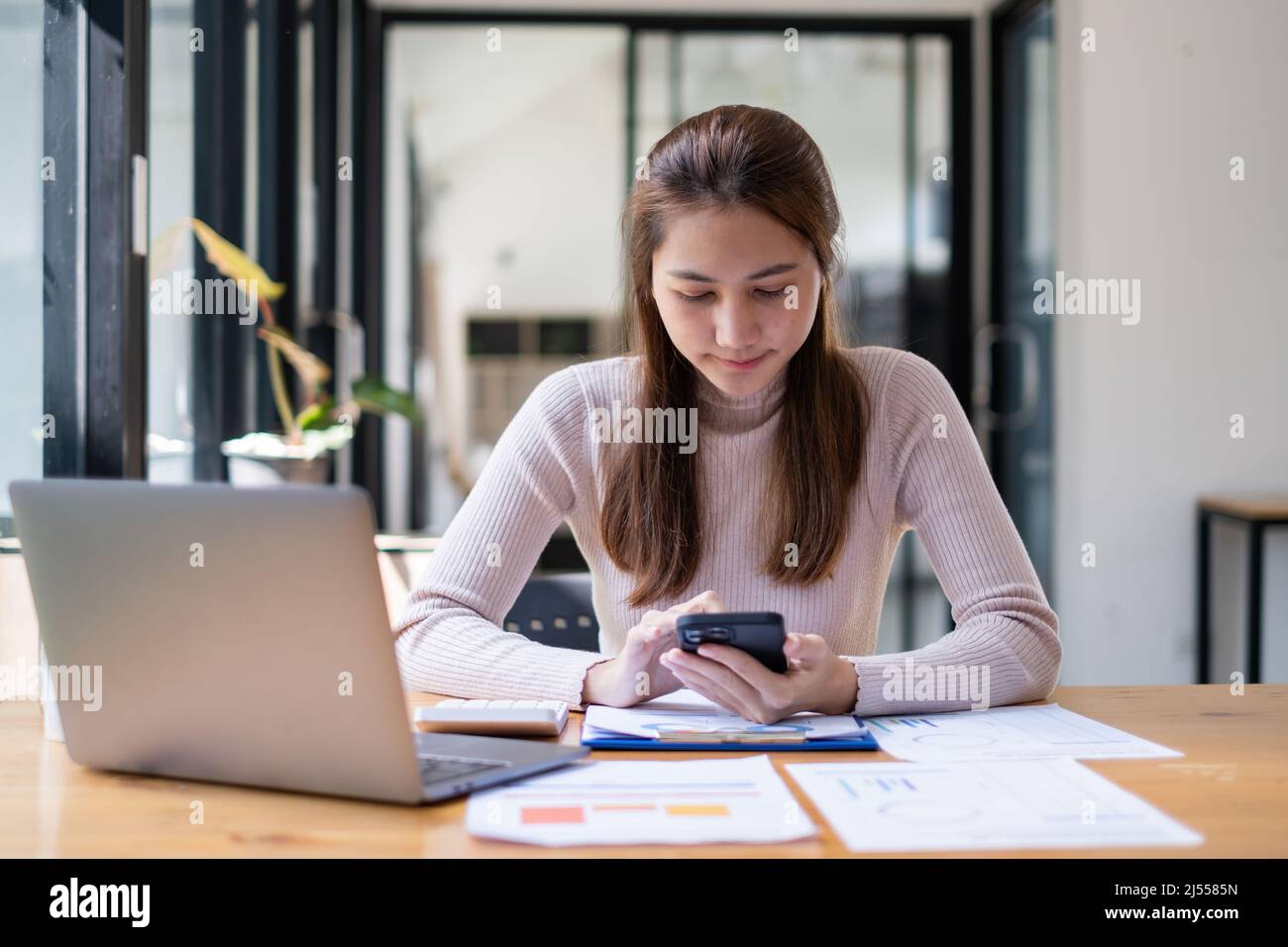 Eine Geschäftsfrau vervollständigt KYC mithilfe eines Online-Banking-Programms, um ein digitales Sparkonto zu eröffnen. Die Definition von Cyber-Sicherheit. Stockfoto