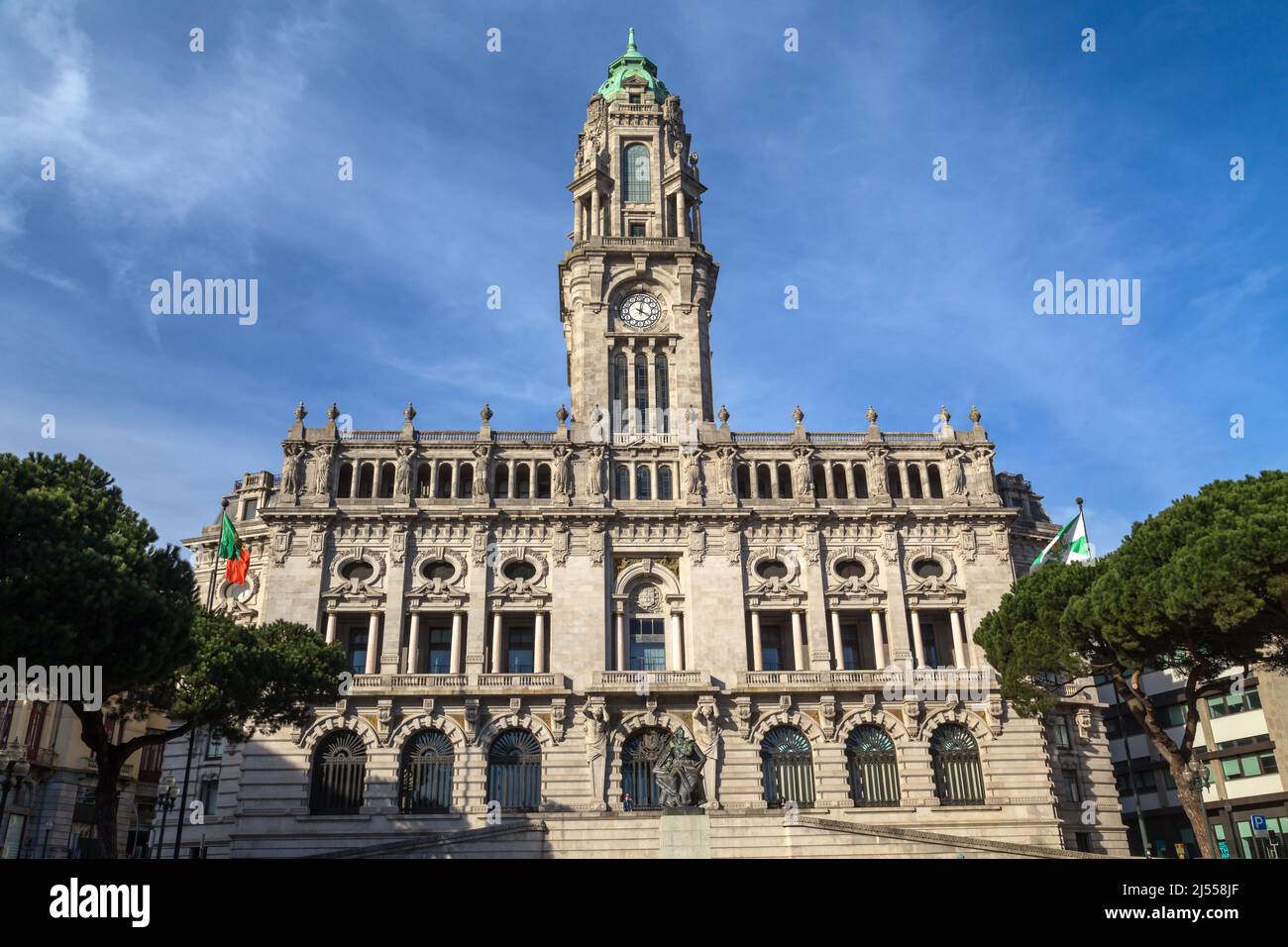 Porto, Portugal. März 5. 2022. Blick auf die Fassade des Rathausgebäudes in der Innenstadt Stockfoto