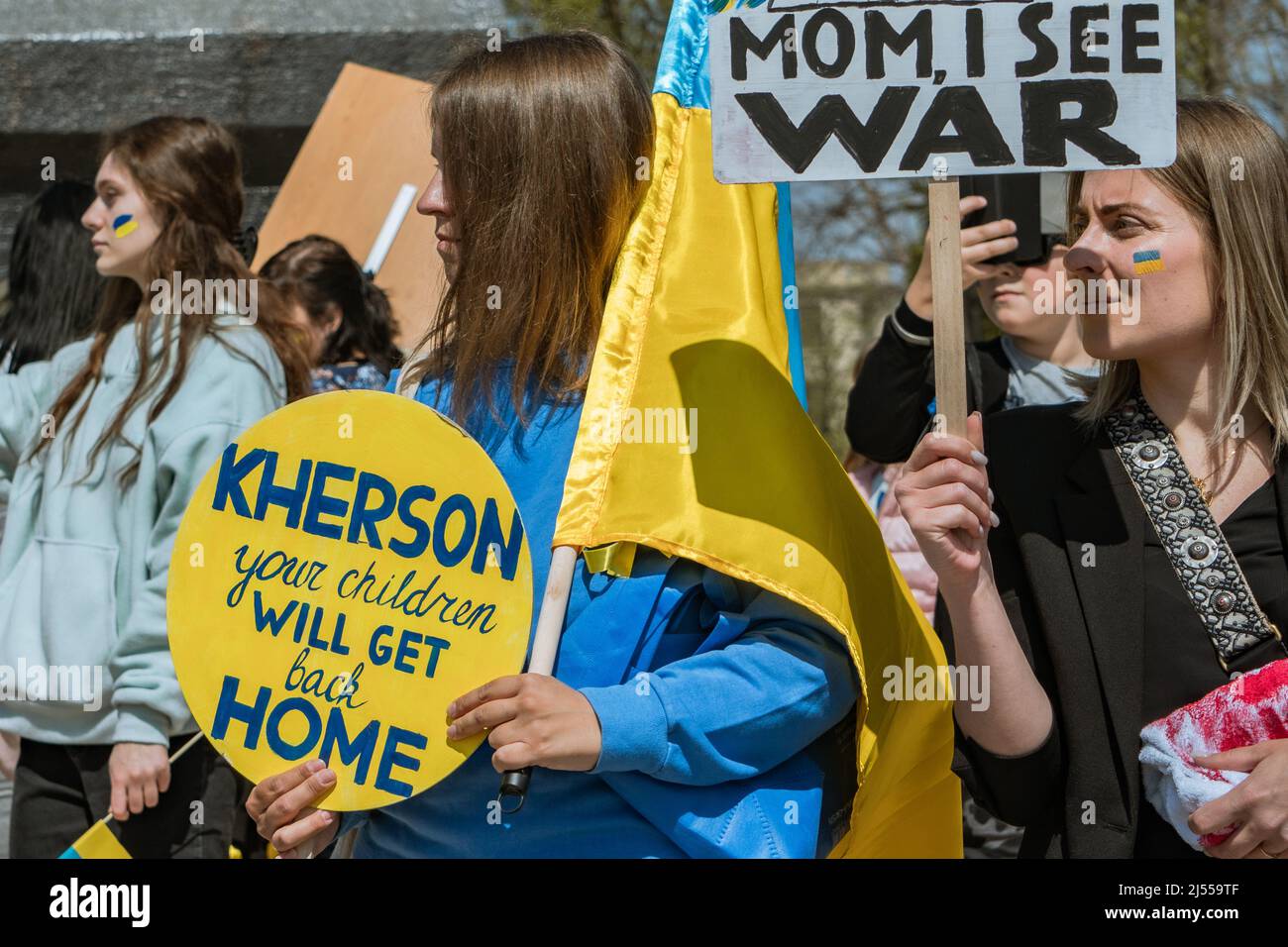 Ukrainische Frauen halten während einer Demonstration am Samstag, dem 16. April 2022, im Stadtzentrum von Constanța, Rumänien, handgezeichnete Protestschilder hoch, die auf den Krieg Russlands in ihrem Land verweisen. Foto von Anca Gheonea/ABACAPRESS.COM Stockfoto