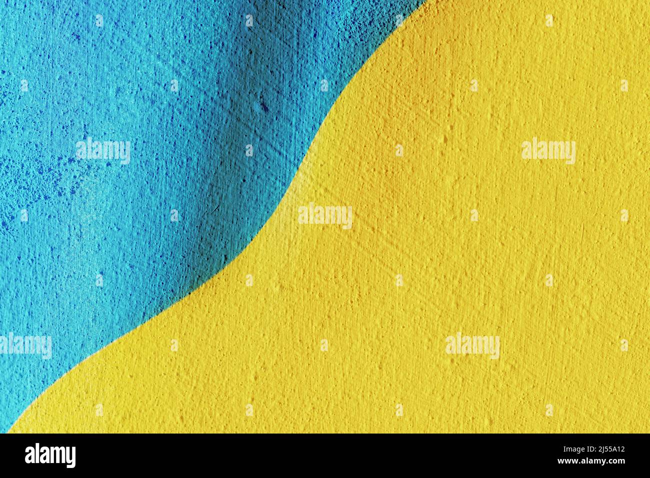 Nationale gelbe und blaue Flagge der Ukraine auf schöne strukturierte Betonwand gemalt. Speicherplatz kopieren. Stockfoto