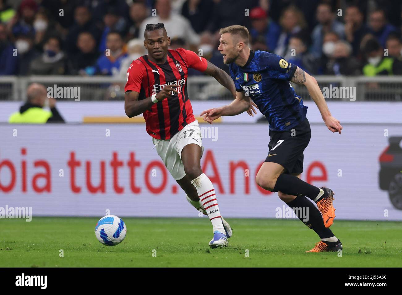 Mailand, Italien, 19.. April 2022. Milan Skriniar vom FC Internazionale wird von Rafael Leao vom AC Milan während des Coppa Italia-Spiels bei Giuseppe Meazza, Mailand, verfolgt. Bildnachweis sollte lauten: Jonathan Moscrop / Sportimage Stockfoto