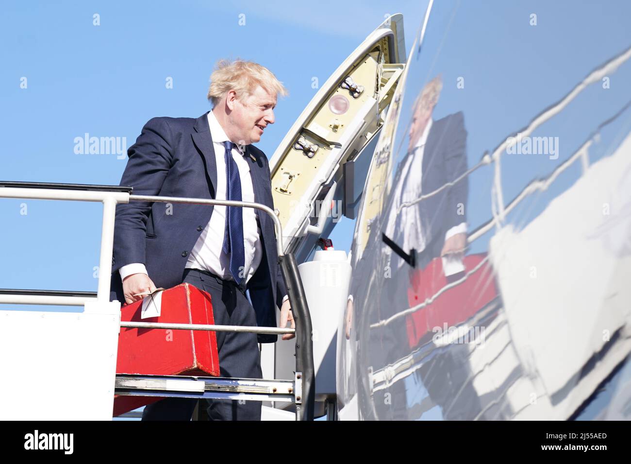 Premierminister Boris Johnson besteigen ein Flugzeug am Flughafen Stansted, als er zu einem Besuch in Indien abreist. Bilddatum: Mittwoch, 20. April 2022. Stockfoto