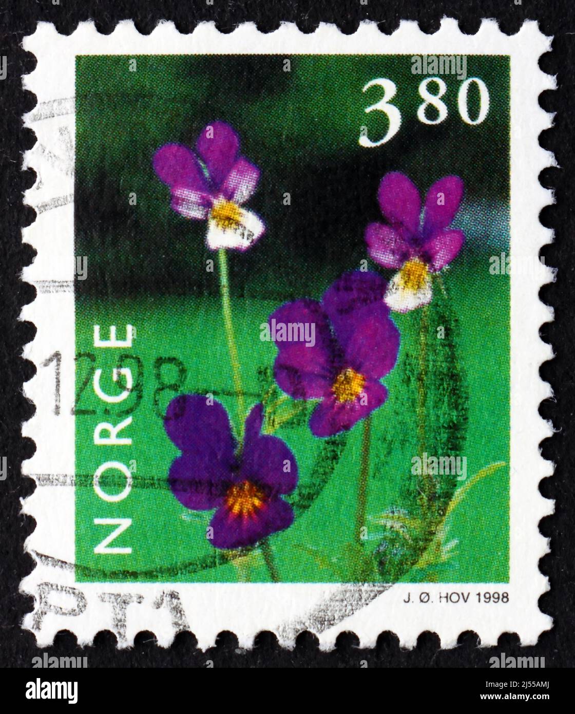 NORWEGEN - UM 1998: Eine in Norwegen gedruckte Marke zeigt Wild Pansy, Viola Tricolor, Flowering Plant, um 1998 Stockfoto