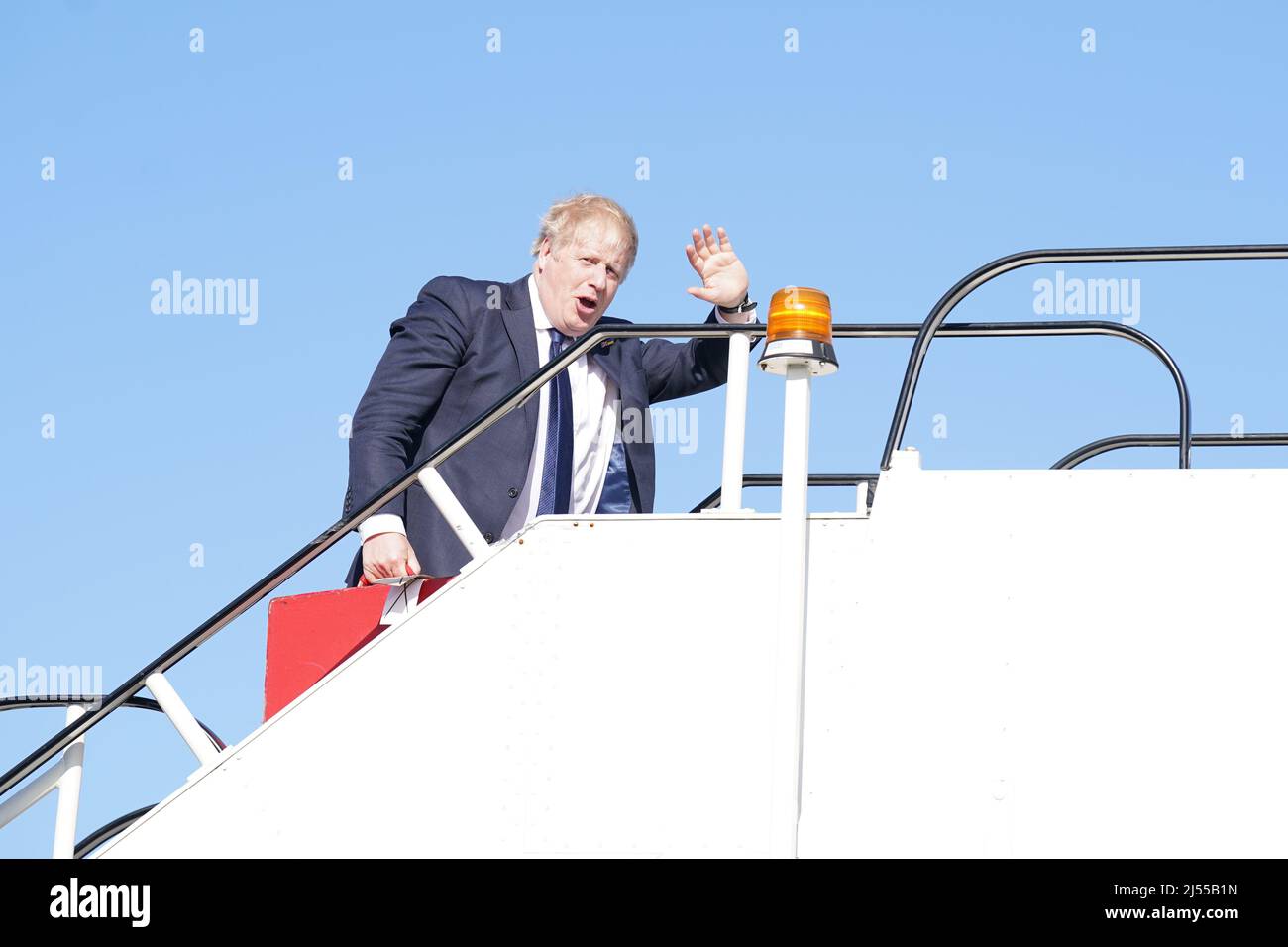 Premierminister Boris Johnson besteigen ein Flugzeug am Flughafen Stansted, als er zu einem Besuch in Indien abreist. Bilddatum: Mittwoch, 20. April 2022. Stockfoto