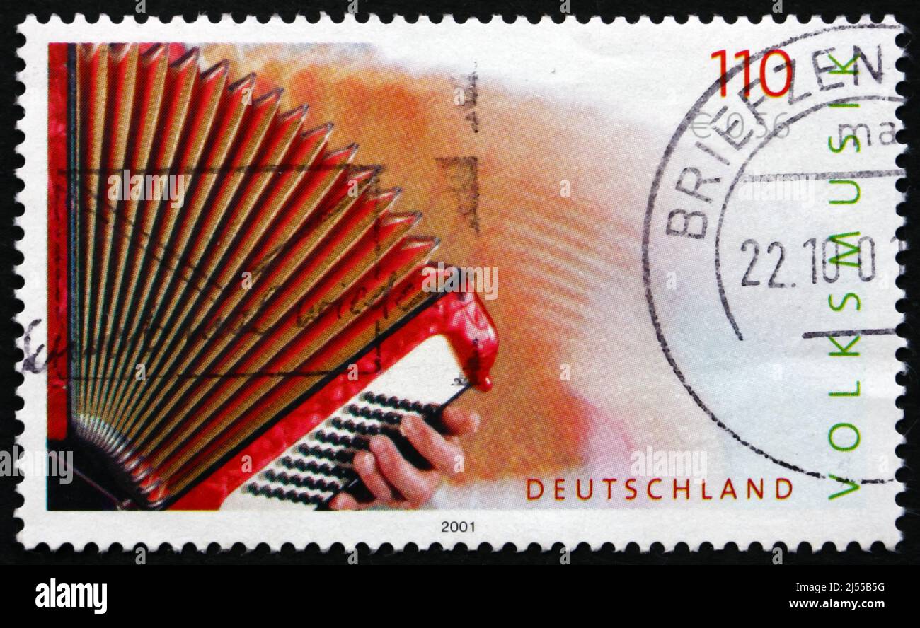 DEUTSCHLAND - UM 2001: Eine in Deutschland gedruckte Marke zeigt Akkordeon, Musikinstrument, Volksmusik, um 2001 Stockfoto
