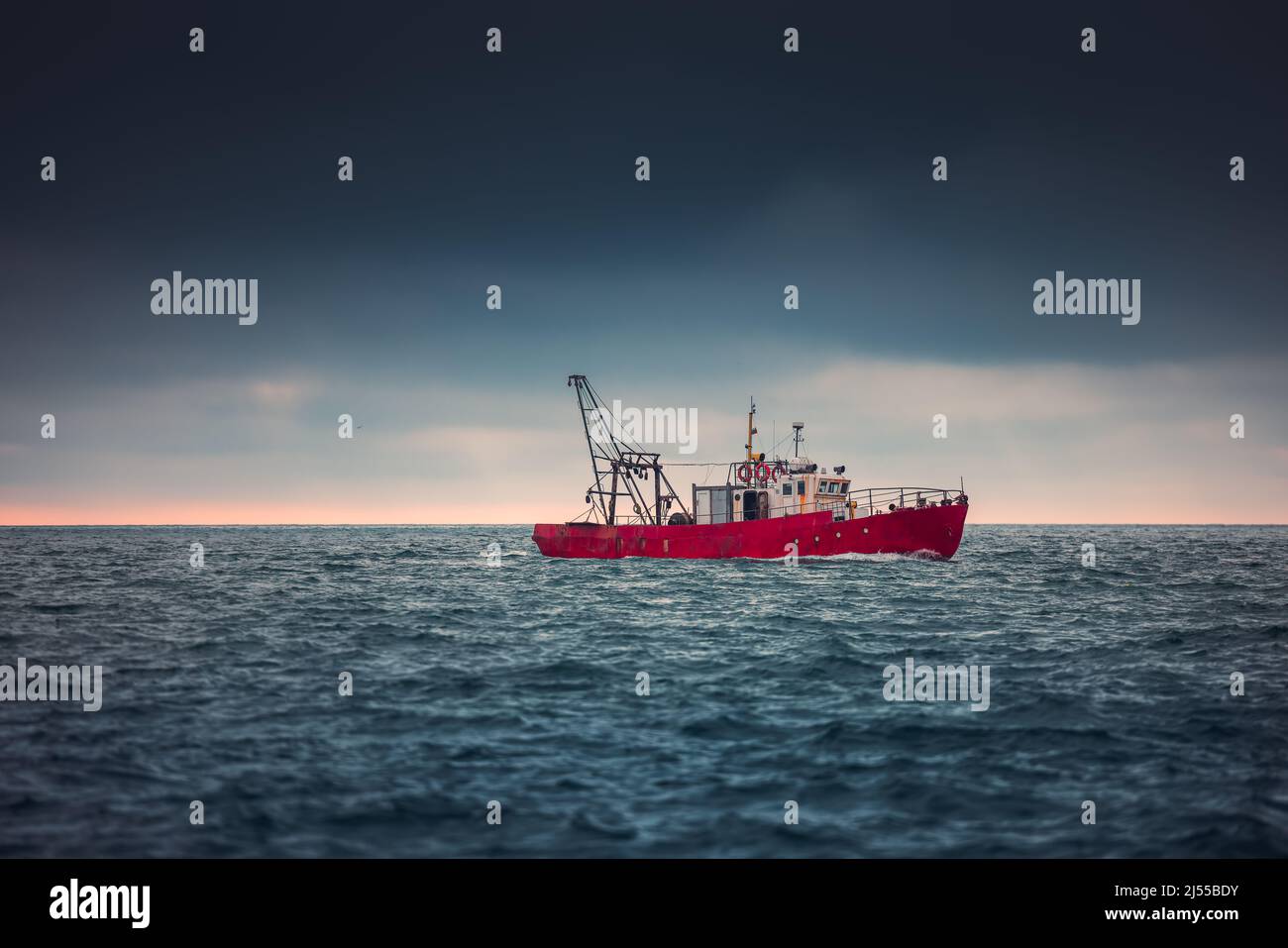 Segeln Frachtschiff und Wellen bei Sonnenaufgang. Transport. Logistik. Versand Stockfoto