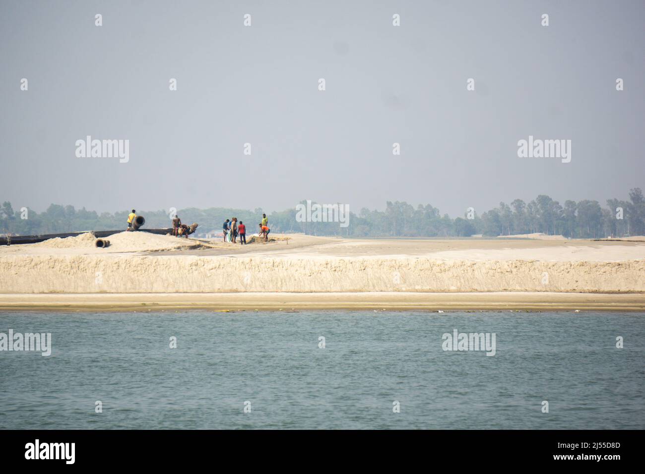 Arbeiter arbeiten am Ufer des Flusses Padma. Das Bild wurde im Sommer von Manikganj Dhaka aufgenommen. Blick auf den Fluss Padma in Bangladesch. Stockfoto