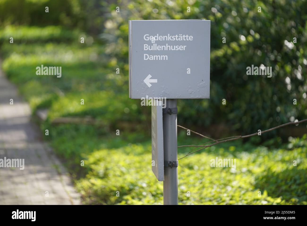 Hamburg, Deutschland. 20. April 2022. Ein Schild weist auf den Weg zur Gedenkstätte Bullenhauser Damm. Eine Gedenkveranstaltung erinnert an die 20 jüdischen Kinder, die vor 77 Jahren von SS-Männern im Keller des Schulgebäudes ermordet wurden. Kredit: Marcus Brandt/dpa/Alamy Live Nachrichten Stockfoto