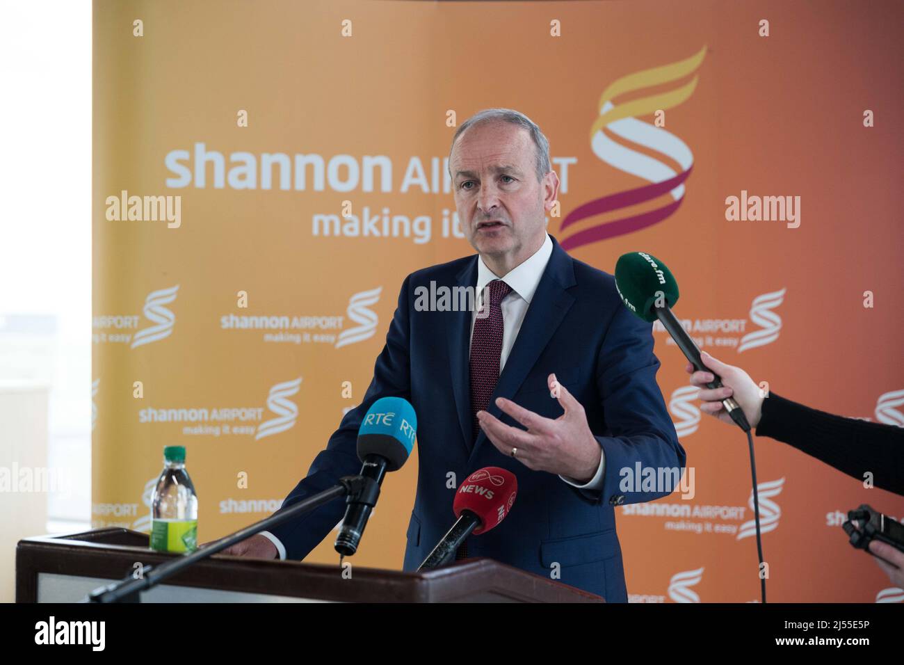 Taoiseach Micheal Martin spricht auf dem Shannon Airport in Co Clare nach einem einstündigen Treffen mit dem ukrainischen Premierminister Denys Shmyhal. Irland steht angesichts der Bemühungen, ukrainische Flüchtlinge aufzunehmen, vor einer schwierigen Situation, sagte der Taoiseach. Bilddatum: Mittwoch, 20. April 2022. Stockfoto