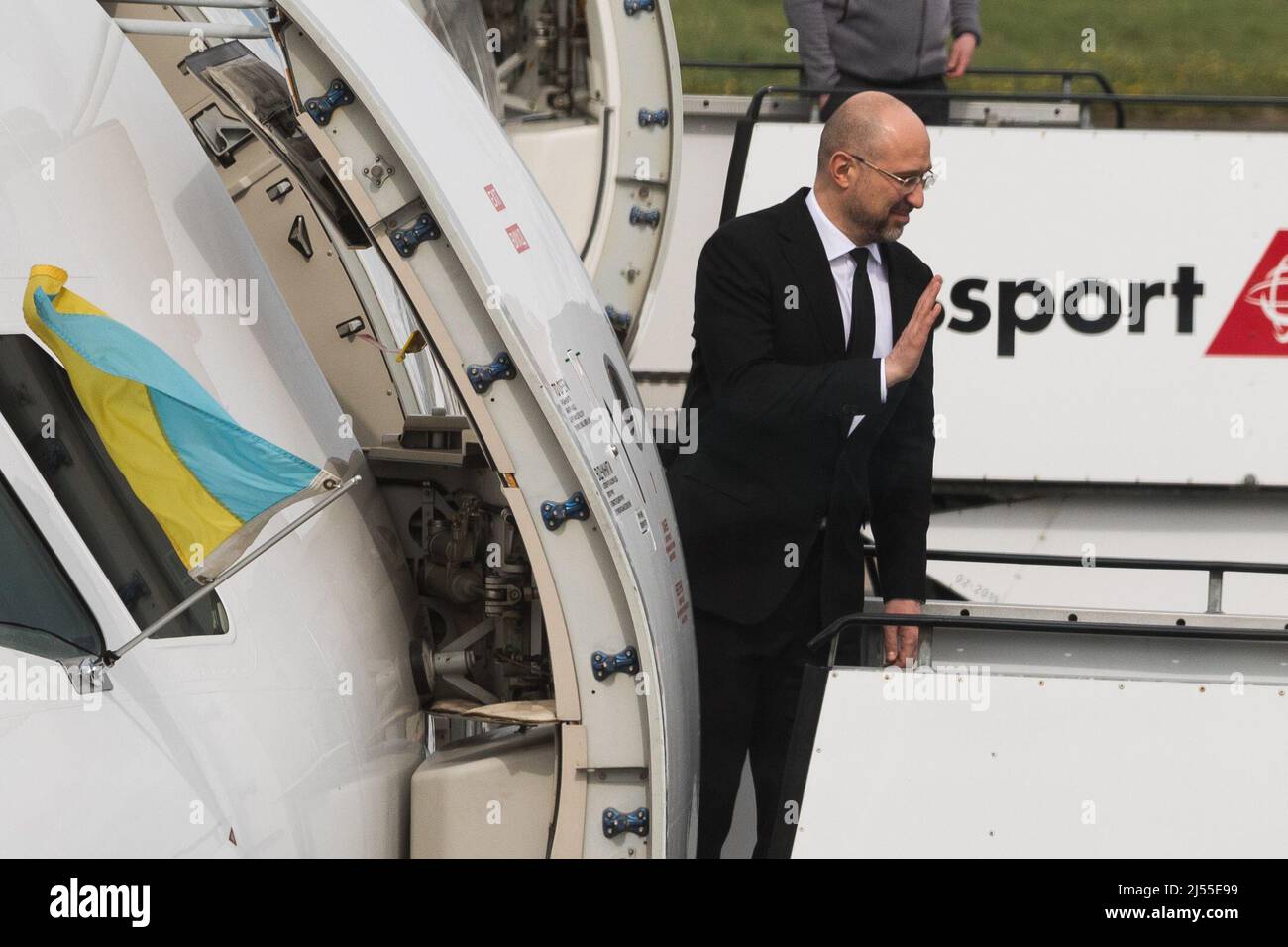 Der ukrainische Premierminister Denys Shmyhal winkt, als er nach einem einstündigen Treffen mit Taoiseach Micheal Martin am Shannon Airport in Co Clare in sein Flugzeug besteigen wird. Irland steht angesichts der Bemühungen, ukrainische Flüchtlinge aufzunehmen, vor einer schwierigen Situation, sagte der Taoiseach. Bilddatum: Mittwoch, 20. April 2022. Stockfoto