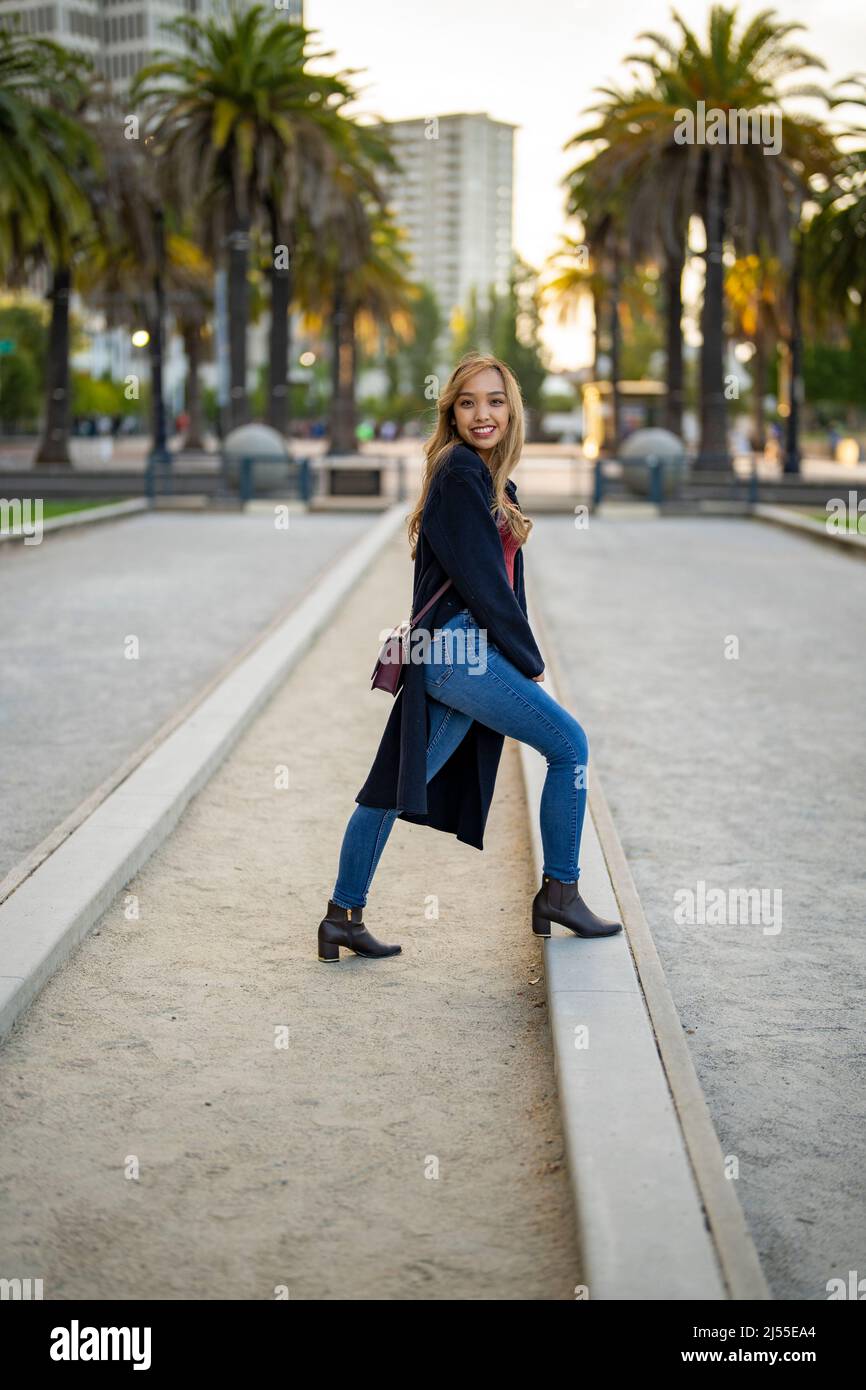 Junge Frau in legerer Herbstgarderobe auf dem Bocce Ball Court im Freien in San Francisco | Lifestyle lokaler Tourismus in der Stadt Stockfoto